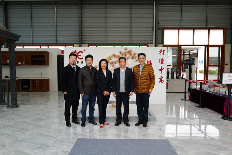 陳剛：貴州鋁廠(chǎng)黨委書(shū)記；中國(guó)鋁業(yè)貴州分公司總經(jīng)理