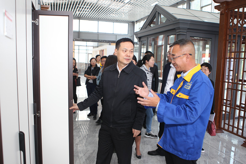 原貴州省委常委、統(tǒng)戰(zhàn)部部長(zhǎng)嚴(yán)朝君一行蒞臨我廠(chǎng)調(diào)研